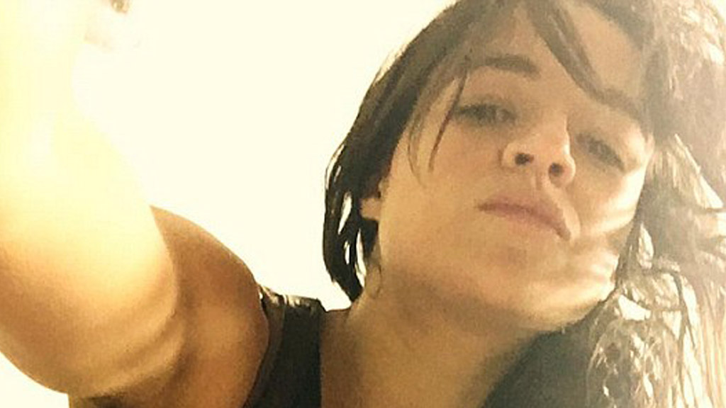 Theres Something Wrong With This Pic Of Michelle Rodriguez