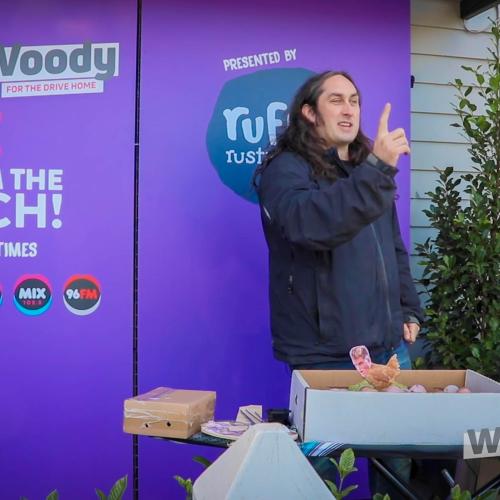 There's Only One Ross Noble... And He's Performing On A Porch!