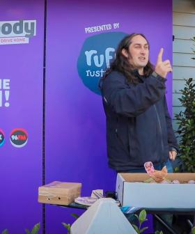 There's Only One Ross Noble... And He's Performing On A Porch!