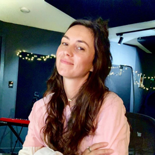 "I Used To Have To Fly To New York For A Meeting": Zoom Has Changed Amy Shark's Life