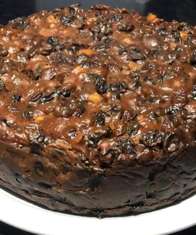 This 4-Ingredient Slow Cooker Christmas Cake Will Change Your Life!