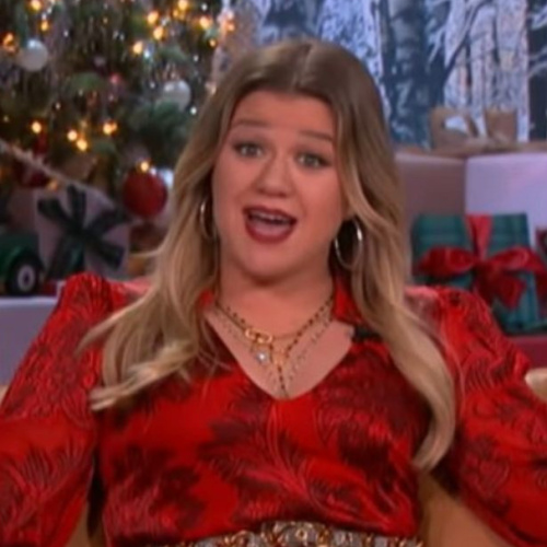 Kelly Clarkson Suffers Big Injury While Filming Her Christmas Talk Show