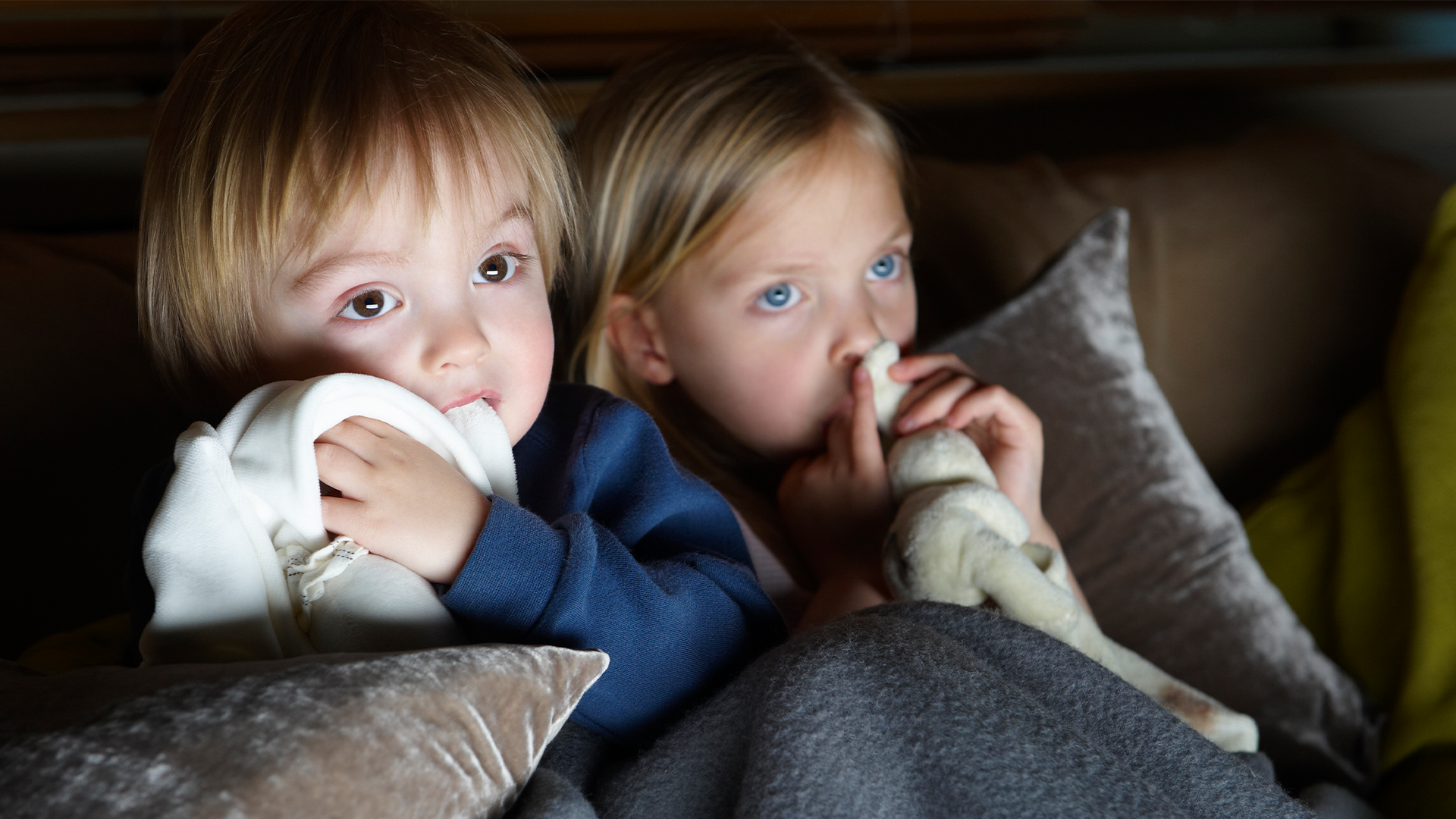 Детский испуг. Страхи детей. Ребенок боится. Почему дети боятся спать одни в комнате в 13 лет. Боюсь детей форум.